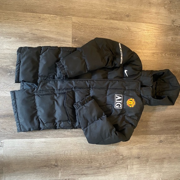 Big Kids Nike Manchester United AIG Black Puffer Coat M - Picture 2 of 9